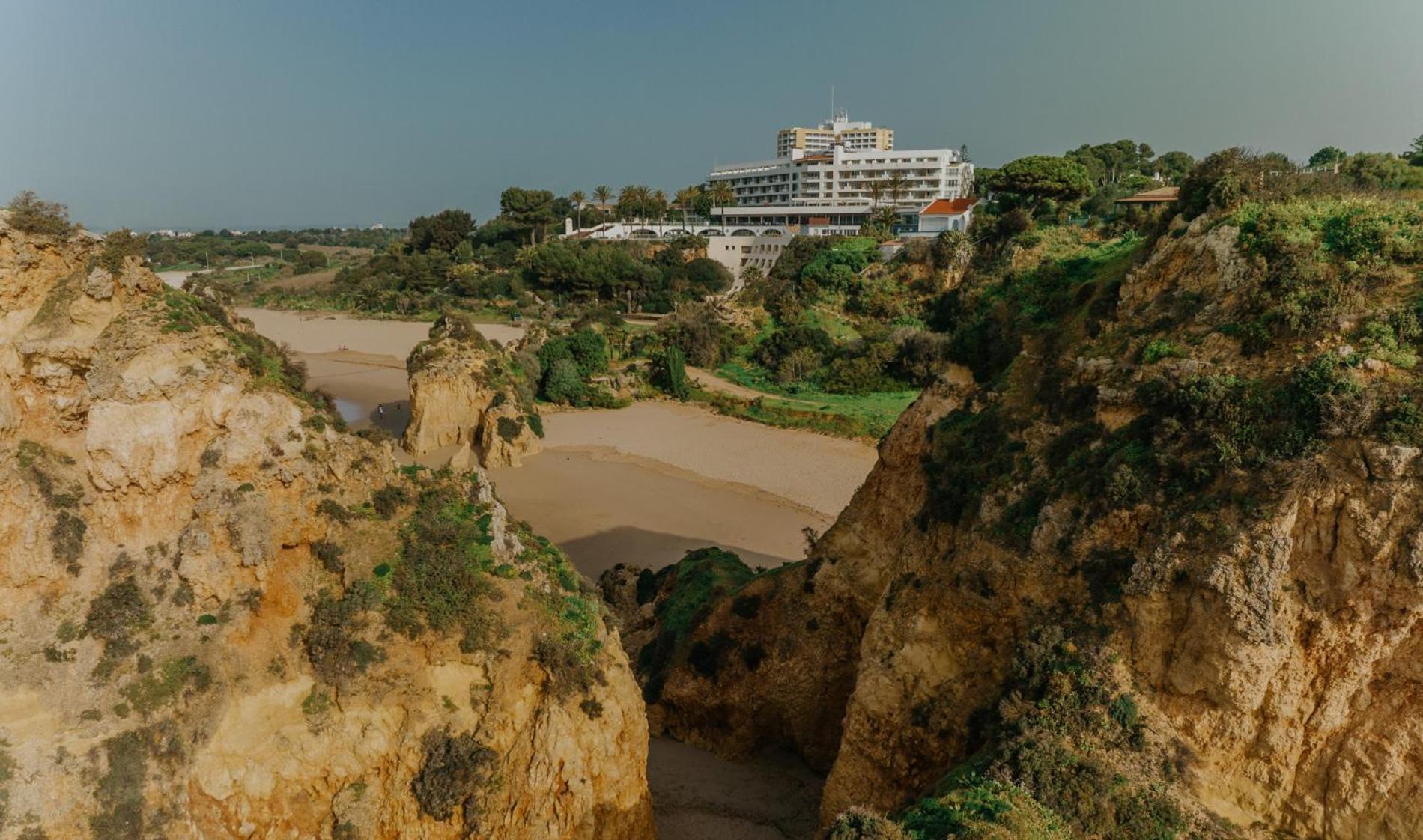 Pestana Alvor Praia Premium Beach & Golf Resort Exterior foto The hotel seen from the cliffs